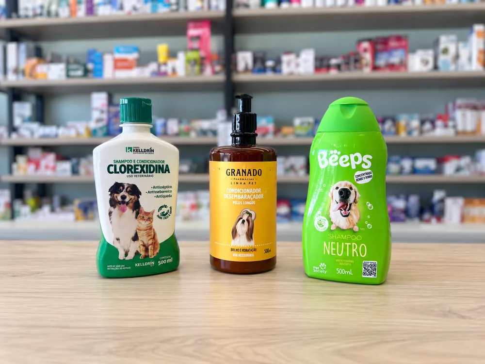 Frascos de shampoo e condicionador para cães e gatos sobre o balcão