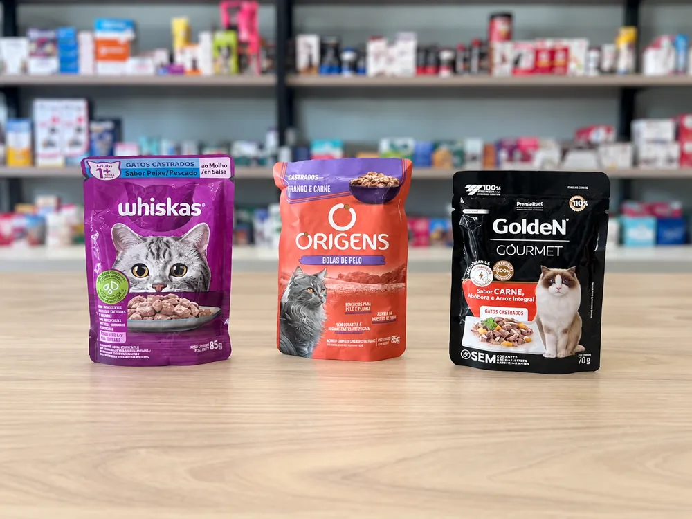 Sachês úmidos para gatos de três sabores sobre o balcão da loja