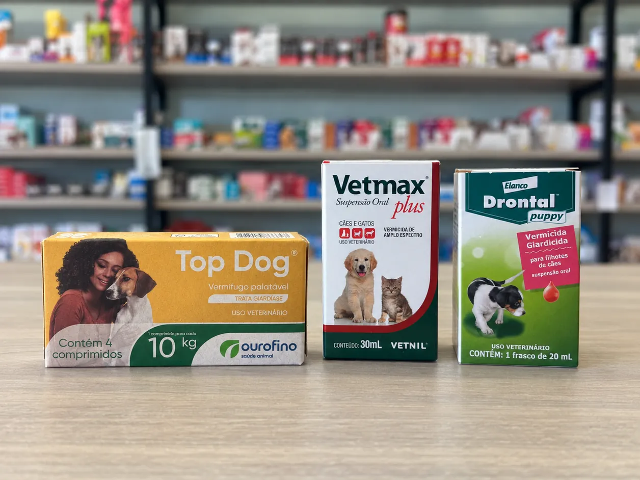 Top Dog, Vetmax Plus e Drontal Puppy sobre o balcão da Athos